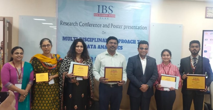 Ms. Nidhi Mundada_second from right_ with other Prize winner at the Conference